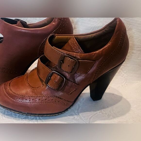 Chic Tan Leather Ankle Booties - Picture 4 of 12